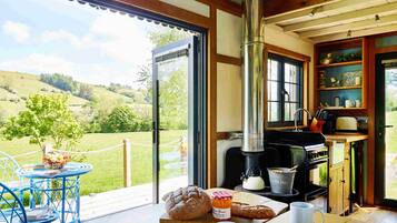 Réfrigérateur, four, plaque de cuisson, grille-pain