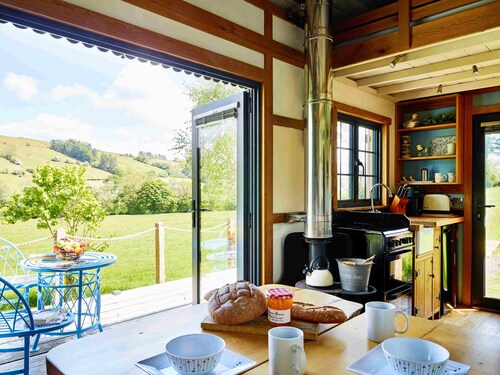 The Mallard Shepherd's Hut with Hot Tub