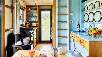 Frigorífico, horno, placa de cocina y tostadora