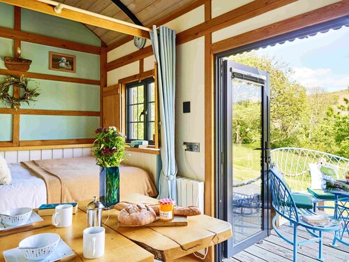 The Mallard Shepherd's Hut with Hot Tub