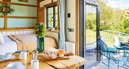 The Mallard Shepherd's Hut with Hot Tub