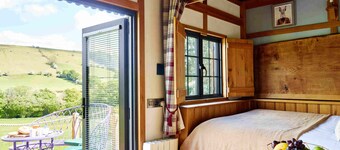Flying Scotsman Shepherd's Hut with Hot Tub