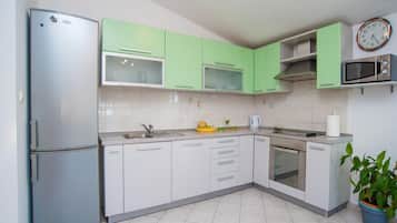 Kylskåp, mikrovågsugn, ugn och spishäll