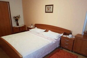 1 habitación, tabla de planchar con plancha y cuna de viaje 