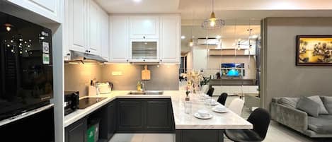Superior Apartment, 3 Bedrooms, Kitchen, City View | Private kitchen | Fridge, microwave