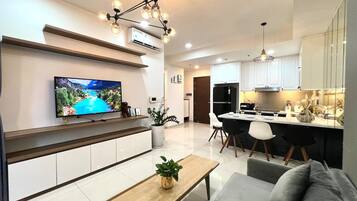 Superior Apartment, 3 Bedrooms, Kitchen, City View | Living area | 35-inch TV with cable channels