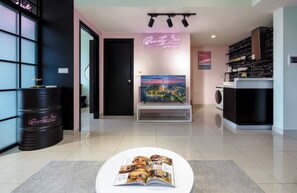 Superior-Apartment, 2 Schlafzimmer, Küche, Stadtblick | Wohnbereich | 35-Zoll-Fernseher mit Kabelempfang