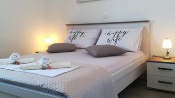 2 bedrooms, iron/ironing board, travel crib, WiFi (free)