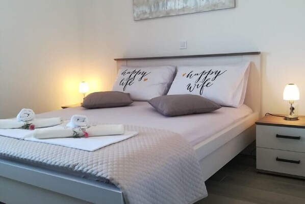 2 habitaciones, tabla de planchar con plancha y cuna de viaje