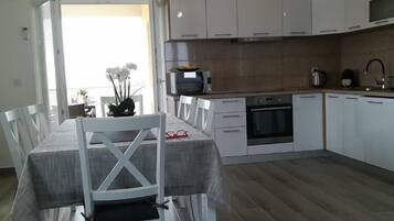 Coffee/tea maker, fridge, microwave, oven