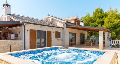 Villa mit 4 Schlafzimmern und Swimmingpool
