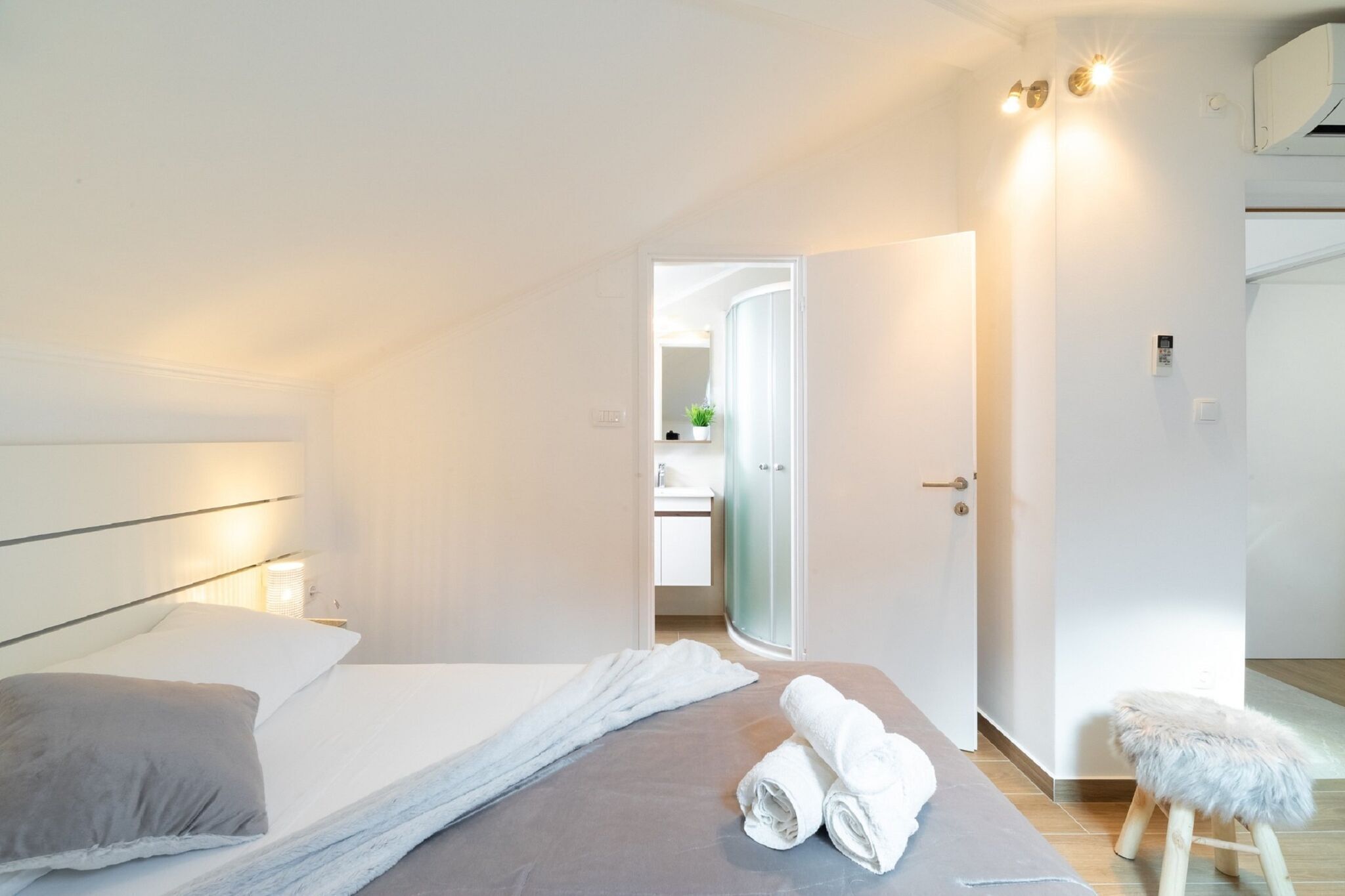2 bedrooms, iron/ironing board, travel crib, WiFi (free)