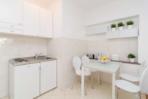 Kühlschrank, Herdplatte, Toaster, Kochgeschirr/Geschirr/Besteck