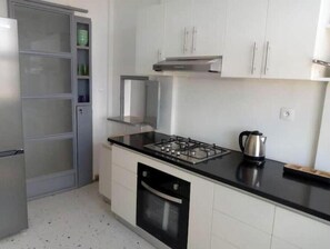 Réfrigérateur, four à micro-ondes, un four, surface de cuisson