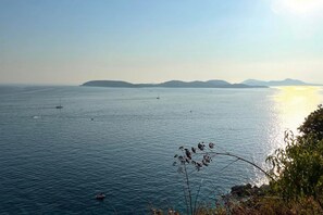 4 slaapkamers, een strijkplank/strijkijzer, reisbedje, gratis wifi