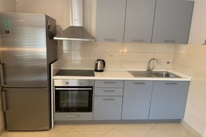 Een koelkast, een oven, een kookplaat, een vaatwasser