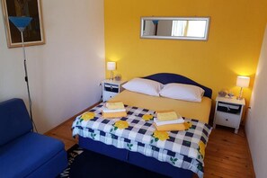 2 dormitoris, planxa i posts de planxar i un bressol de viatge 