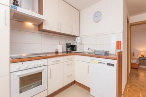 Kylskåp, mikrovågsugn, ugn och spishäll