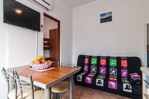 Dining - Apartments Hak - Two Bedroom Apartment with Terrace and Sea View (Vir)
