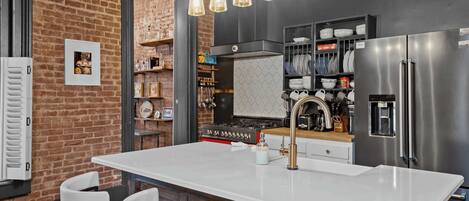 Refrigerador, microondas, horno y parrilla de estufa