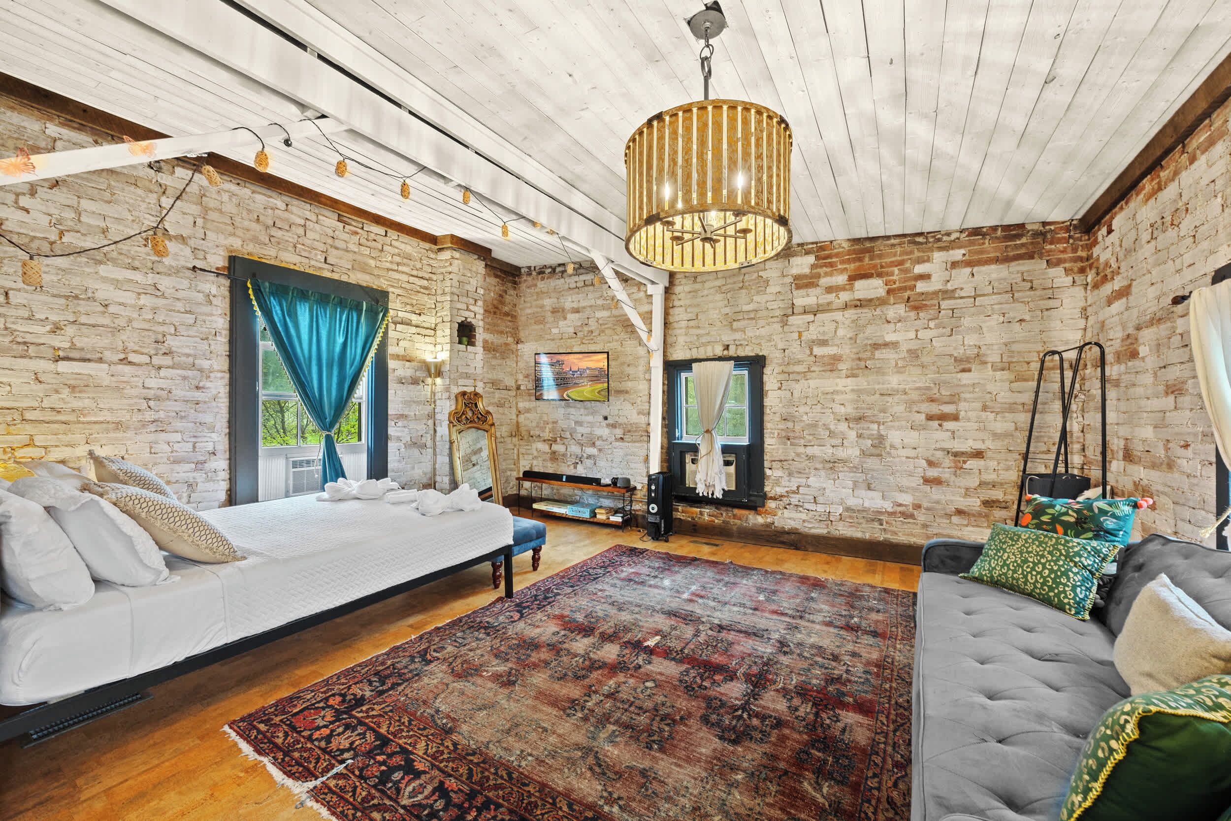 8 bedrooms, desk, iron/ironing board, WiFi