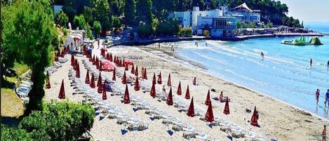 بالقرب من الشاطئ