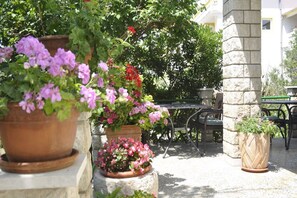 Outdoor dining - Apartments Profaca - Two Bedroom Apartment with Terrace (Rab)
