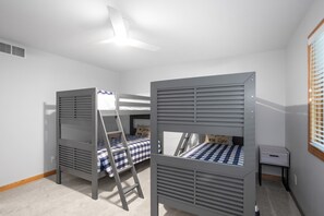 3 bedrooms, desk, iron/ironing board, free WiFi - Private Pool, Hot Tub, Walk To Beach, Fire Pit (Grand Beach)