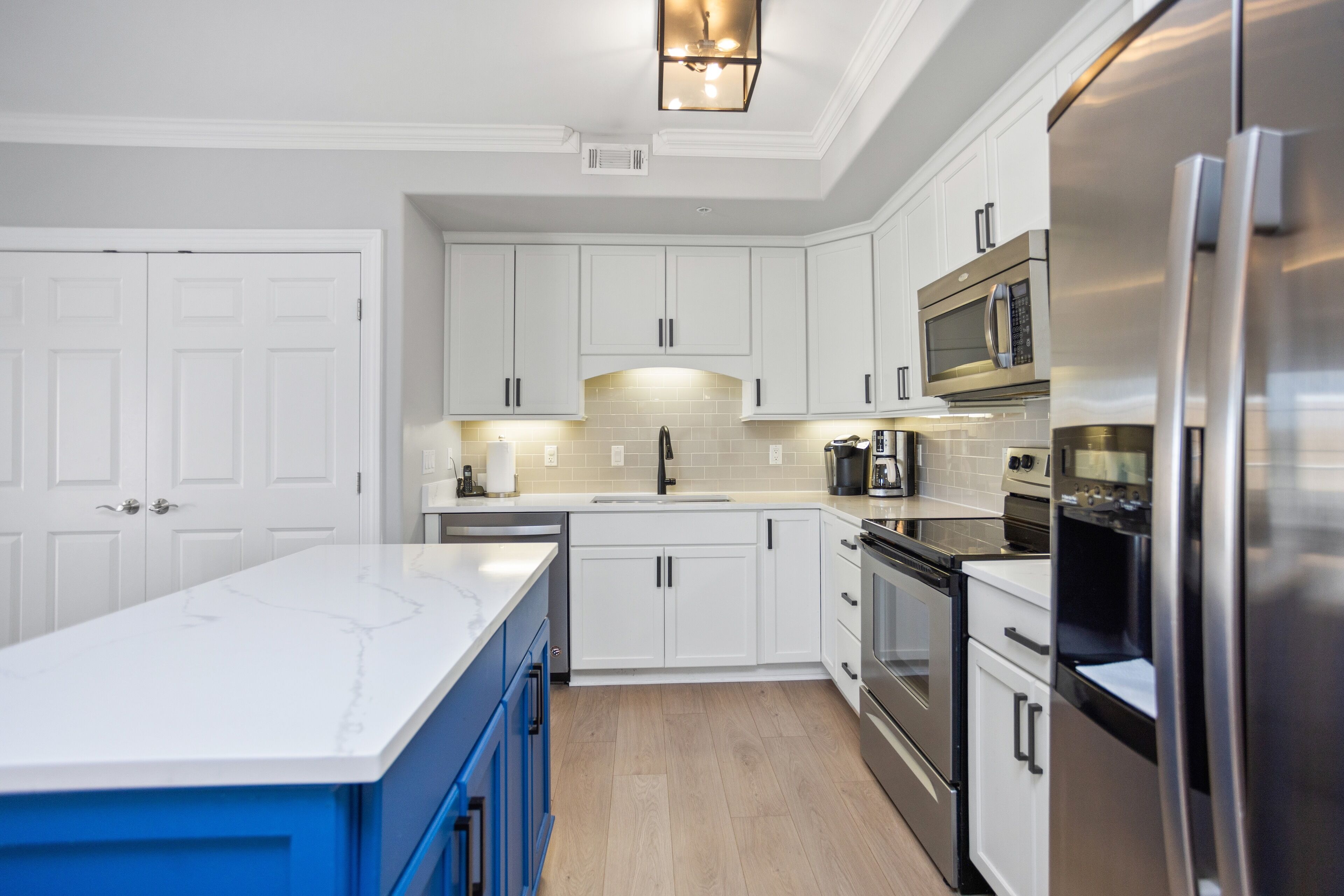 Een koelkast, een magnetron, een oven, een kookplaat