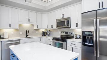 Een koelkast, een magnetron, een oven, een kookplaat