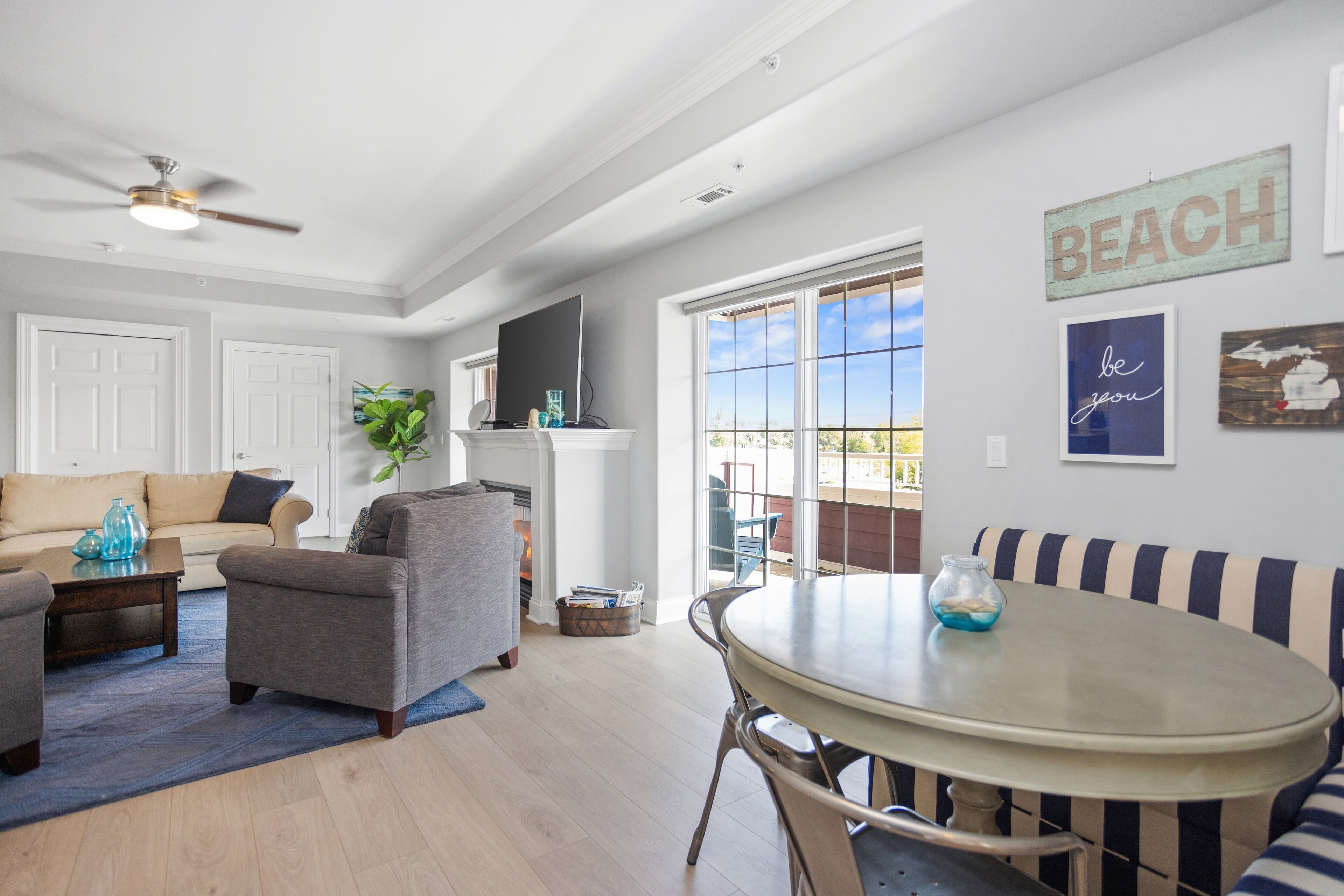 Een smart-tv en een open haard