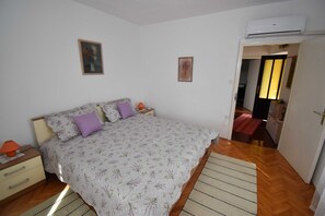3 bedrooms, iron/ironing board, travel crib, free WiFi