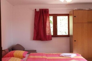 1 bedroom, travel cot, free WiFi