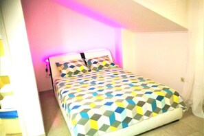Travel cot, free WiFi