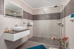 Douche, sèche-cheveux