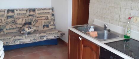 Kjøleskap, mikrobølgeovn, ovn og kokeplater