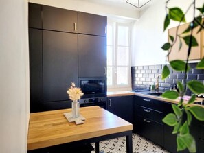 Réfrigérateur, micro-ondes, four, plaque de cuisson