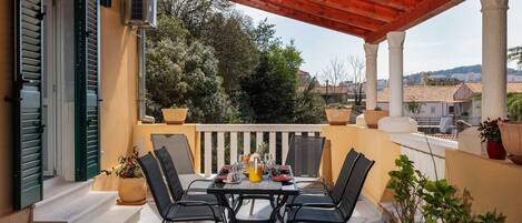 屋外ダイニングエリア