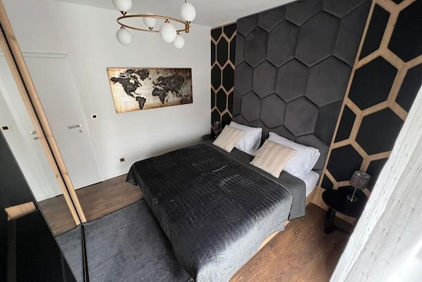 2 bedrooms, travel crib, free WiFi