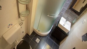 A bathroom with a toilet, a shower, and a sink. - Apartments & Room Vesna - Superior Studio Apartment with Sea View (Brela)