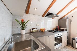 Réfrigérateur, four à micro-ondes, un four, surface de cuisson