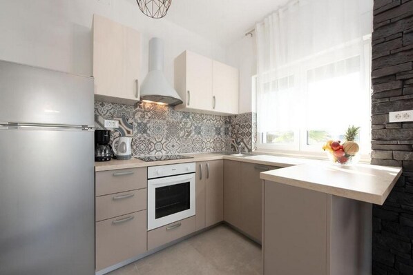 Kühlschrank, Ofen, Herdplatte, Geschirrspüler