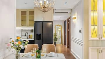 Apartemen Superior, 2 kamar tidur, dapur, pemandangan kota | Makan di kamar