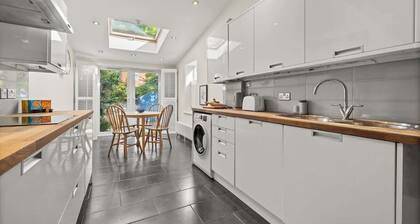 Reading Station - Modern Home w Garden Sleeps 6