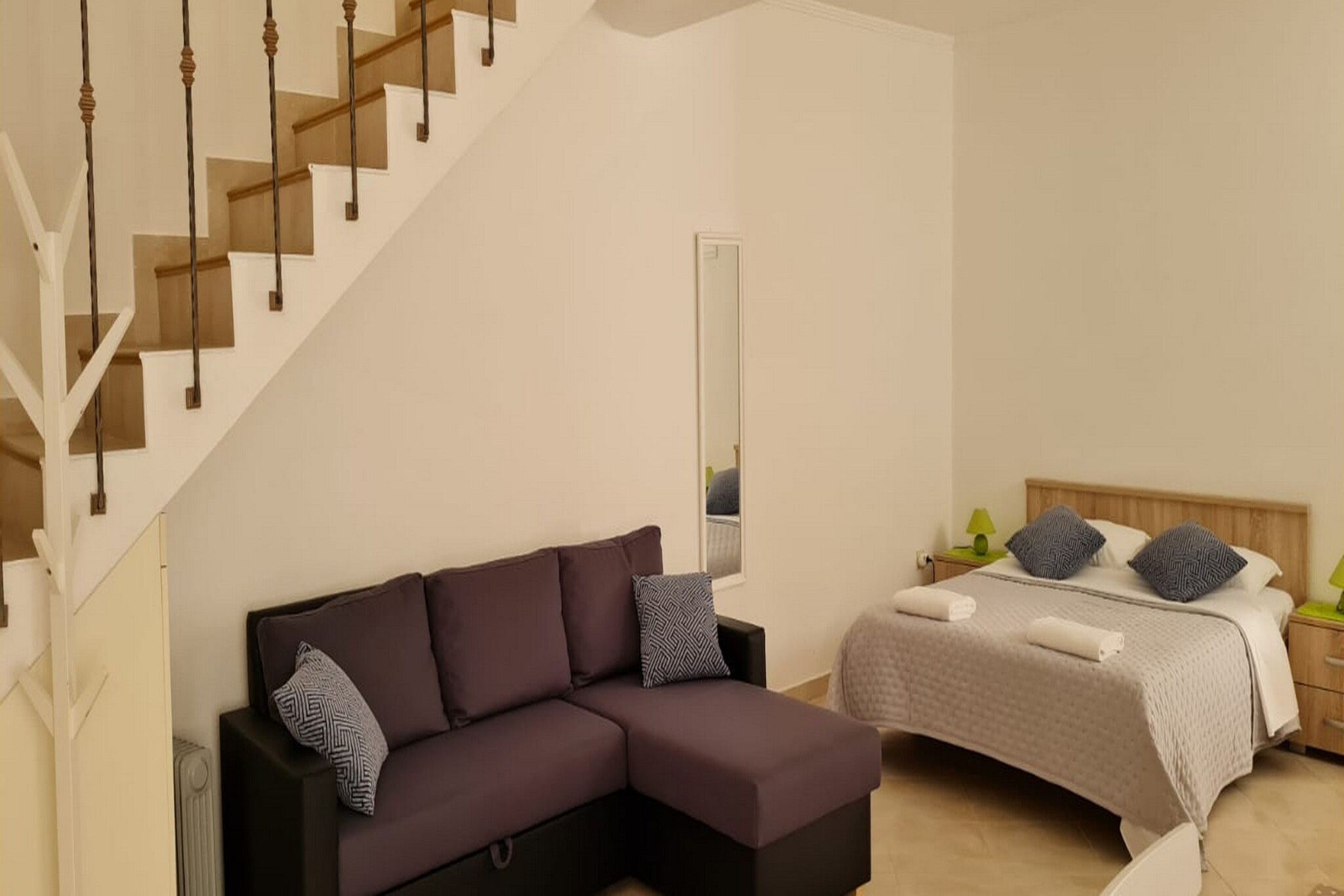 3 habitaciones, tabla de planchar con plancha y cuna de viaje 