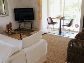 Een open haard, een tafeltennistafel en boeken