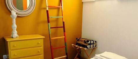 1 dormitori, planxa i posts de planxar, un bressol de viatge i wifi