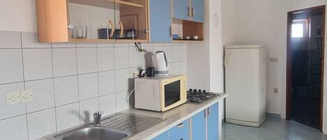 Jääkaappi, mikroaaltouuni, liesi, ruokailupöytä