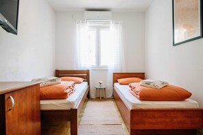 2 slaapkamers, een strijkplank/strijkijzer, reisbedje, gratis wifi