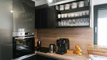 Een koffiezetapparaat/waterkoker, een koelkast, een magnetron, een oven